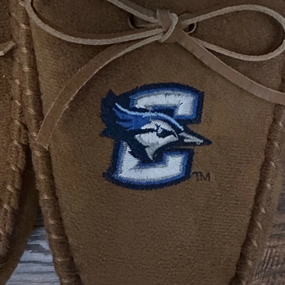 Creighton moccasin slippers men’s 9/10 brand new chestnut brown blue jays